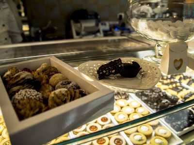 L�ultima tappa del viaggio la dedichiamo per� all�ennesima specialit� gastronomica del paese: la pasta di mandorle